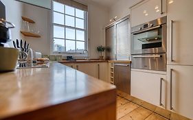 2-Bedroom Stunning, Modern & Spacious Apartment, Near Ocean Village, Central Southampton - Plenty Of Parking - By Blue Puffin Stays