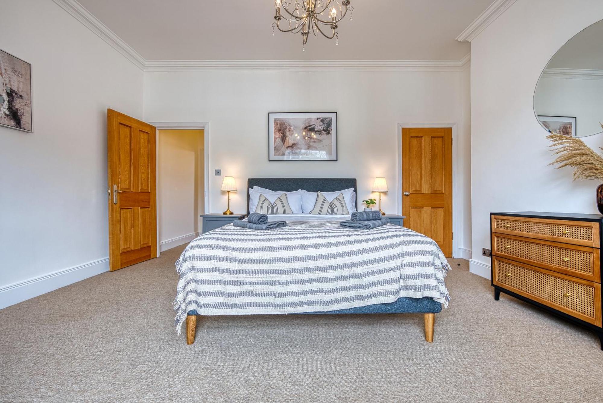 2 Bed Stunning Chic Modern Spacious Apt, Ocean Village, Southampton - Plenty Of Parking - By Blue Puffin Stays Exterior photo
