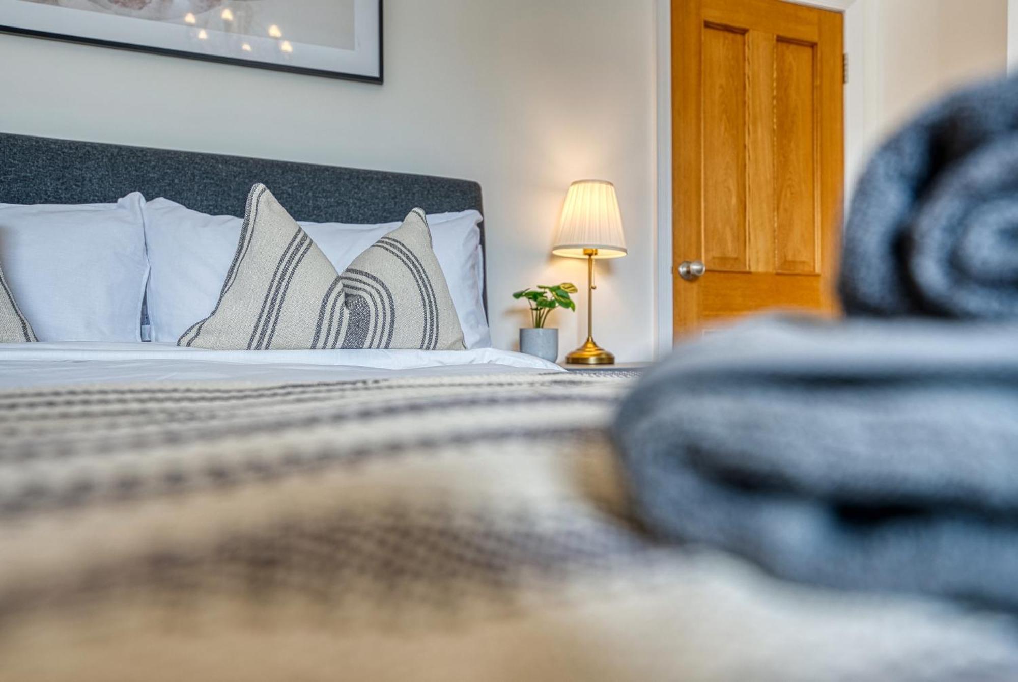2 Bed Stunning Chic Modern Spacious Apt, Ocean Village, Southampton - Plenty Of Parking - By Blue Puffin Stays Exterior photo